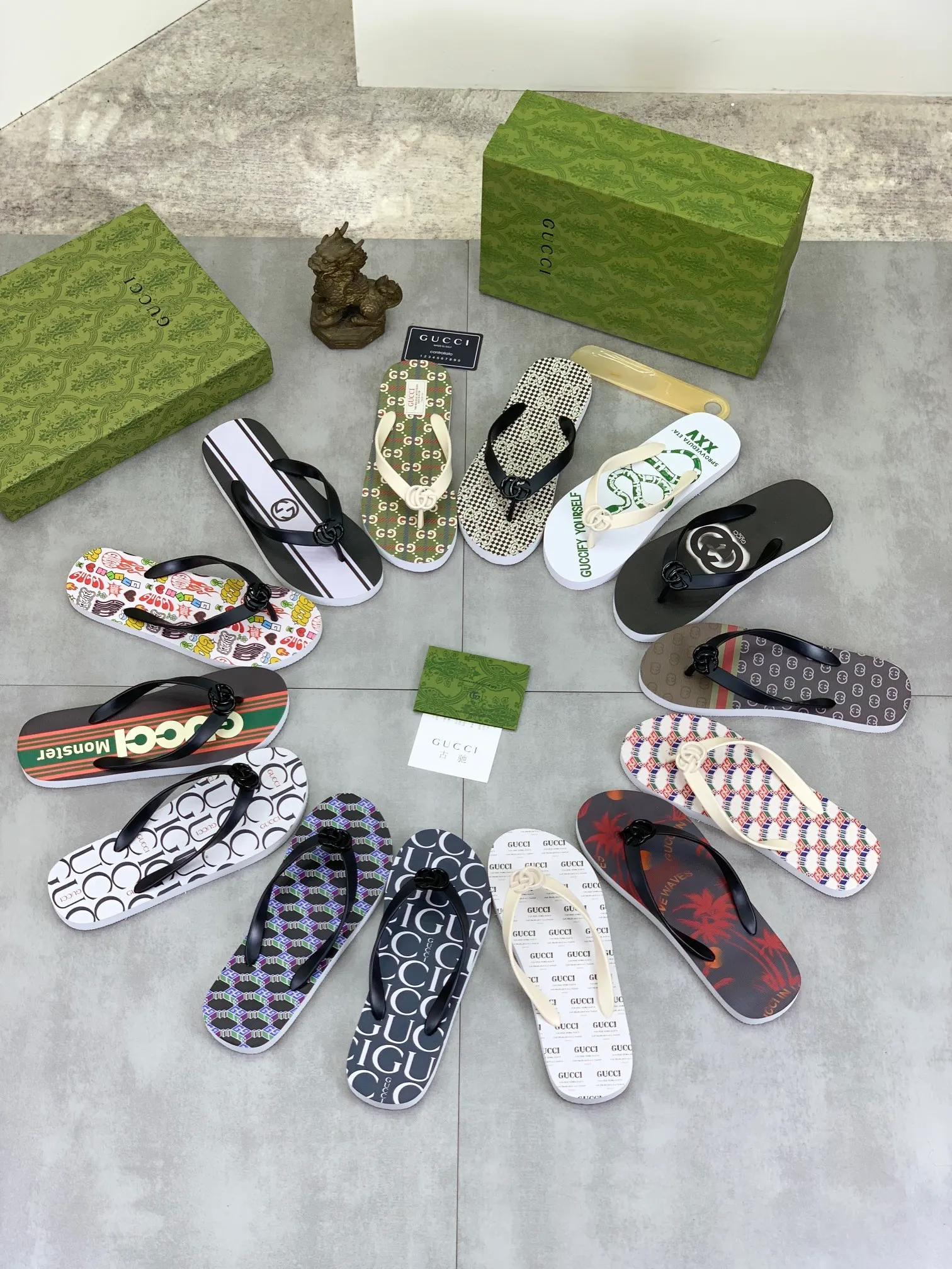 Men's men's shoes 💰P220💰【New style】🆘【GUCCI】Official website's popular Gucci adult couple 🧑‍🤝‍🧑 style, children's flip-flops are on sale at the counter simultaneously! Original fabric imported from Italy. Original bottom provided by the original factory. Size: Adult 36-45. Children’s size: 30-37. Multiple colors available.